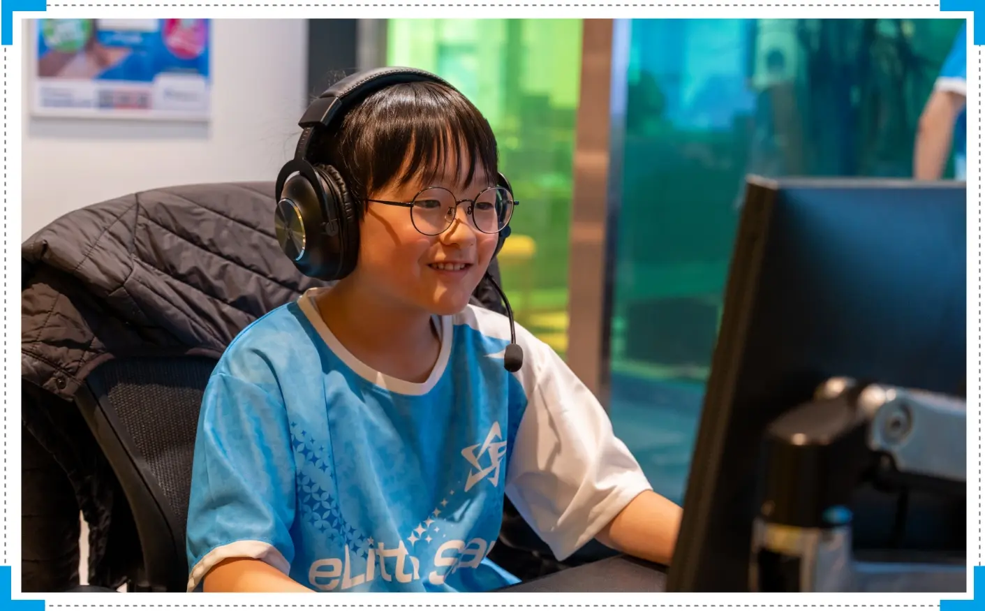 子どもたちがeスポーツをプレイしている様子